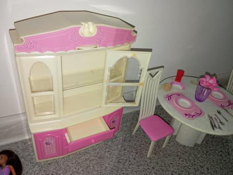 Barbie kuchynka stôl, stoličky, riadiky, 
