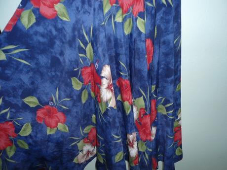 Tmavomodre kvetovane saty, m