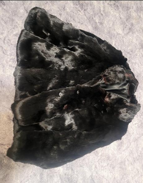 Krátky čierny kožuch (pravdepodobne norka/nutria), m