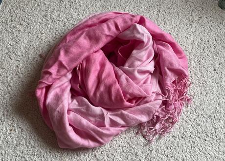 Ružová šatka so strapcami, 