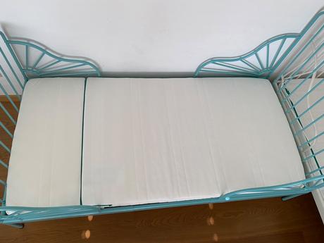 Rastúca modrá posteľ minnen ( ikea) aj s matracom, šírka (cm): 80,dĺžka (cm): 130
