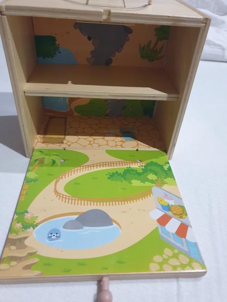 Maly dreveny domcek so vzieratkami, 