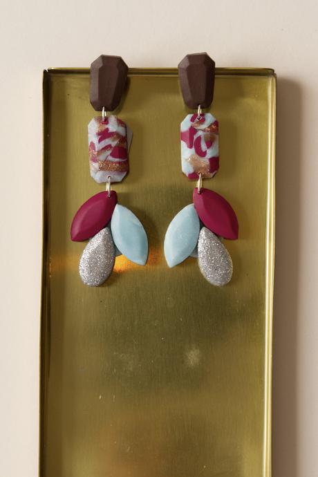 Visiace náušnice dlhé - bordo a nebeská,