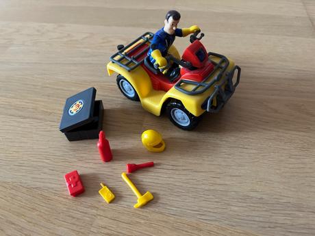 Požiarnik sam na štvorkolke,