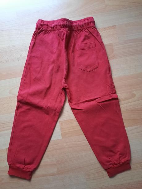 Dievčenské tepláky, 104