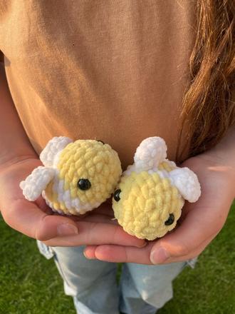 Predám ručne uháčkovanú včielku bzuky, 