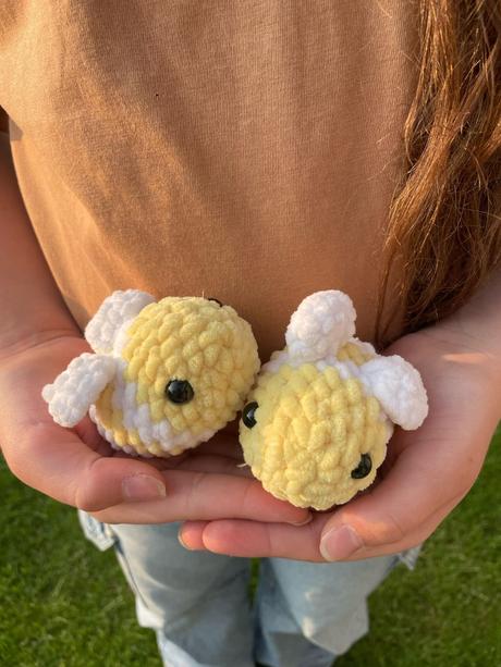 Predám ručne uháčkovanú včielku bzuky, 