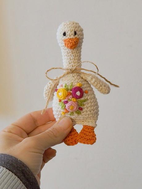 Húska s vyšívanými kvietkami, 