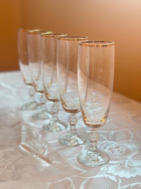 Poháre na šampanské so zlatým okrajom,