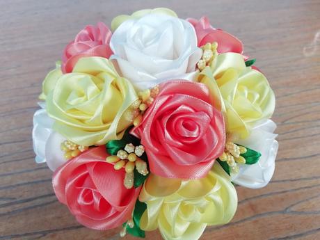 Celoročný aranžmán z ruží, pivoniek a púčikov,