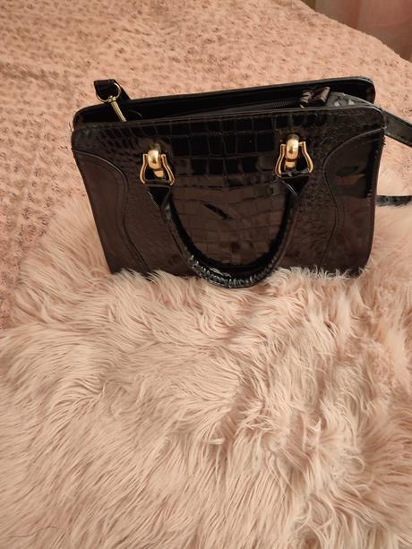 Luxusná lesklá kabelka stredne veľká,