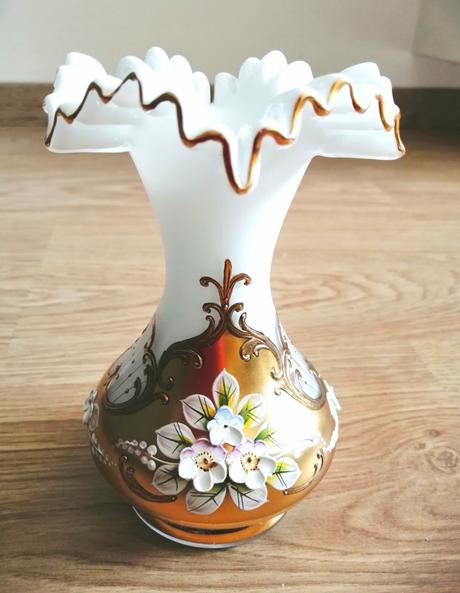 Váza z českého skla, bielo - zlatá,