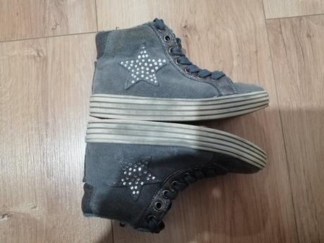 Semišove topánky, 25