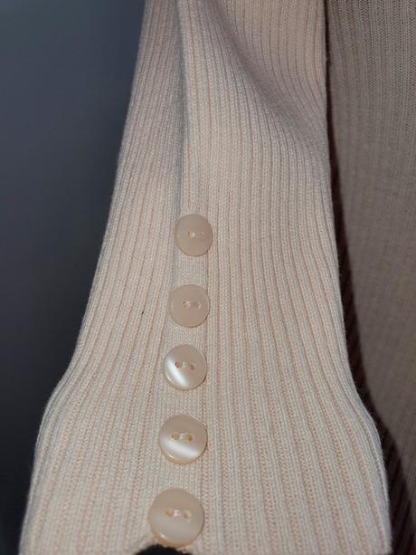 Sveter so zaujímavým detailom na chrbte, nový, s