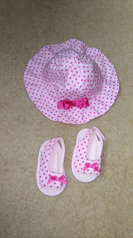 Klobucik a sandalky, 68