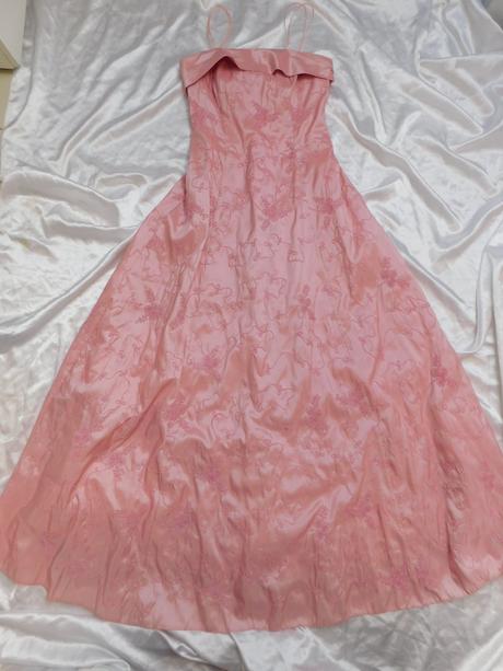 Pekne spolocenske saty, 36