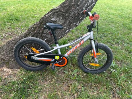 Predam krasny bicykel s pomocnymi kolieskami, specialized,18