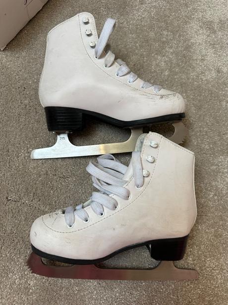Dievčenské ľadové korčule, crowned,34