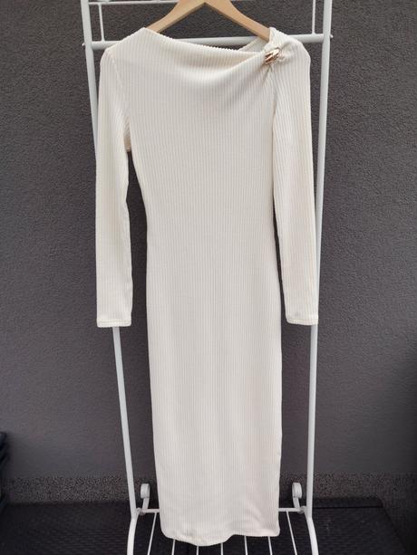 Béžové midi šaty so zlatou sponou, s