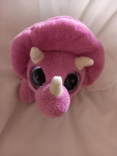 Dino s lesklymi ocami,