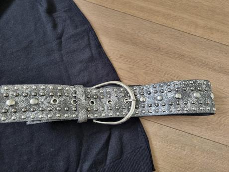 Tenšie čierne pletené šaty s kapucňou m + 2 opasky, m