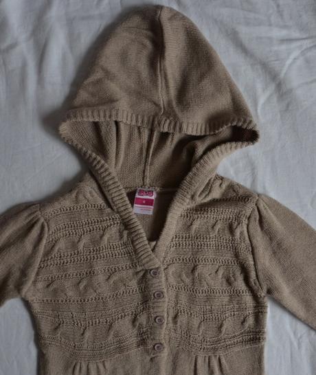 Hnedy predlzeny pulovrik, 104