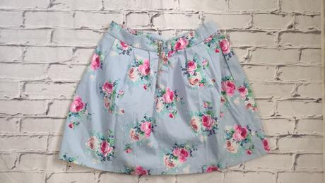 Kvetovana sukňa, stradivarius,38