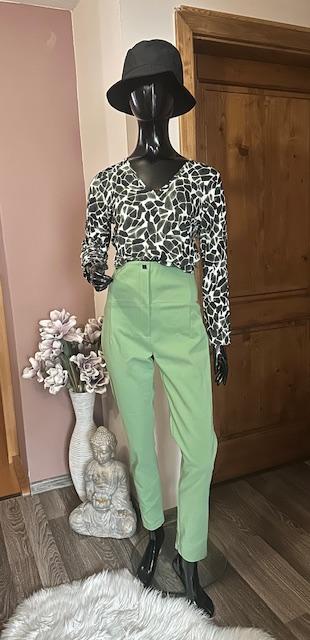 Zeleno biely top so vzorom a výstrihom zn. magenta, l / m