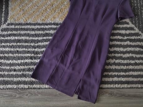 Fialové puzdrové šaty, 36