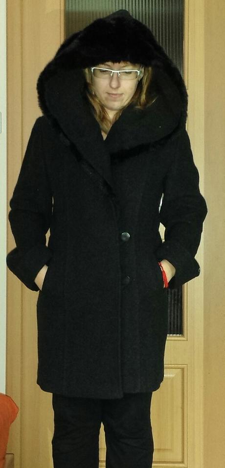 Zimný kabát antracitovej farby, s