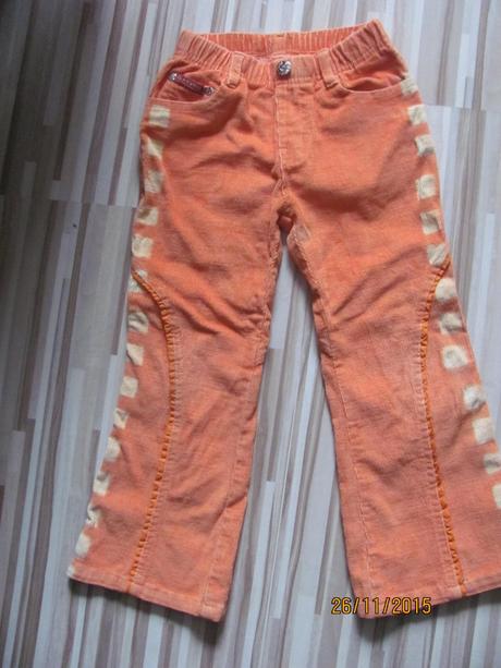 Zaujímavé nohavice, 110