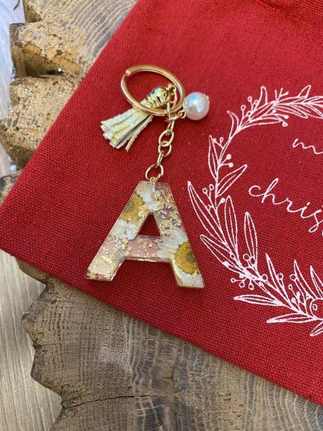 Ručne vyrobené živicové kľúčenky, 