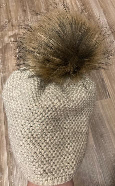 Krásna teplá nová zimná čiapka s krásnym brmbolcom, 
