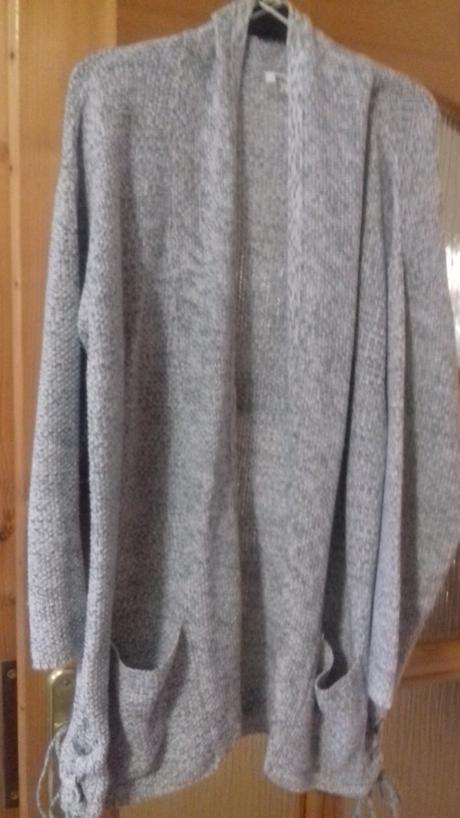Šedy kardigan, l