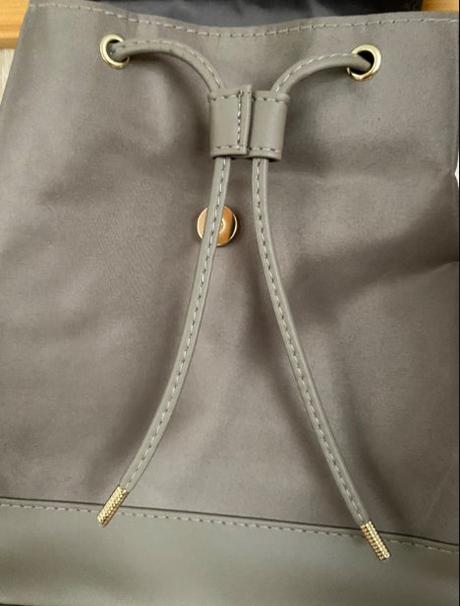 Elegantný ruksak zo zlatými lístkami,