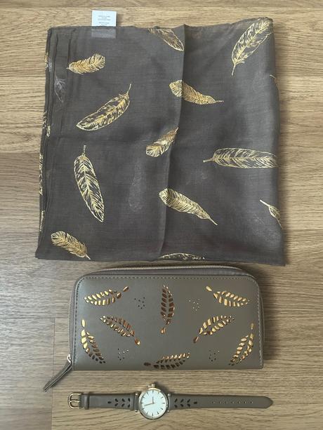 Peňaženka, hodinky a šatka, 