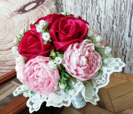 Kytica saténových pivoniek a ruží, 
