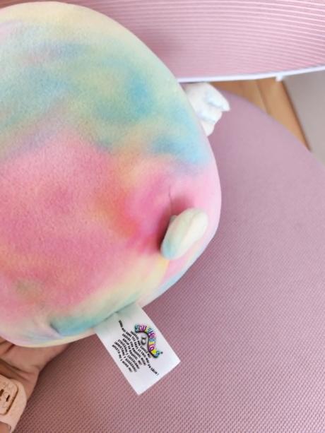Dúhový squishmallow,