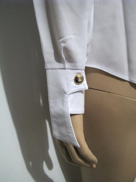 Biela blúzka so zlatými gombíkmi, m