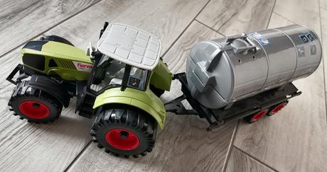 Traktor s cisternou,