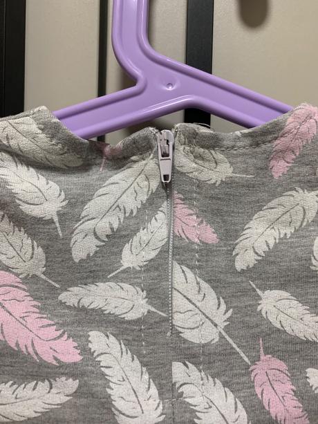 Detské sivé šaty s pierkami, 92