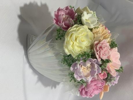 Mydlova kytica vo váze z mušle, 