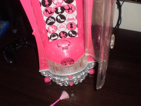 Skriňa s trblietkami,