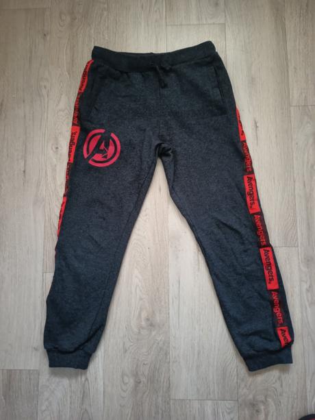 Tepláky avengers, 146