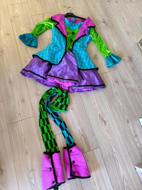 Kostým klobučníčka,