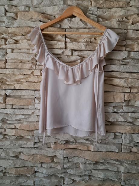 Béžový elegantný top s volánom, reserved,m