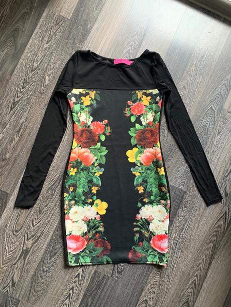 Obtiahnute mini kratke kvetovane šaty boohoo, s