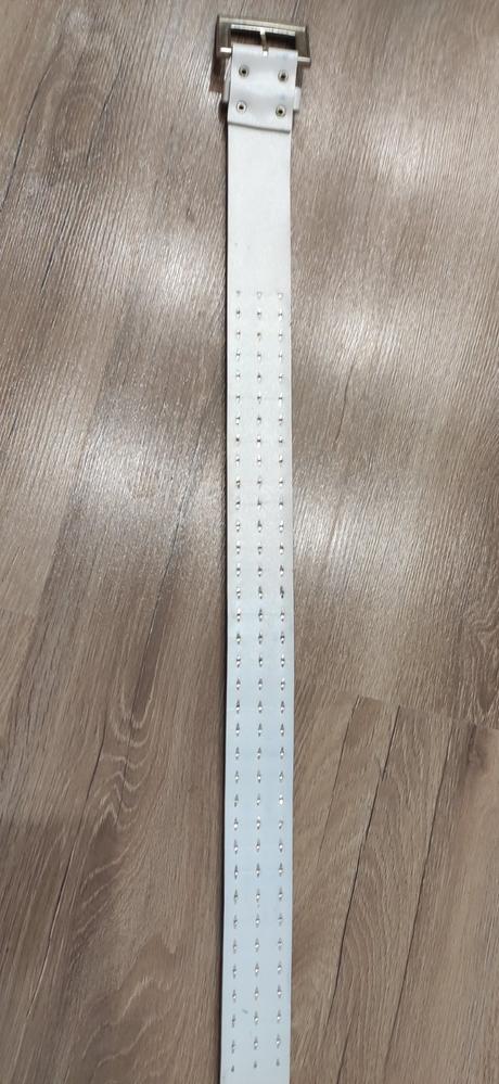 Biely vybíjaný opasok, 