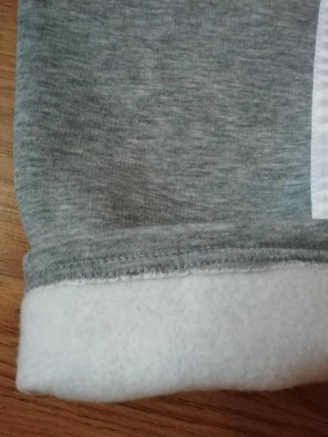 1x oblečené značkové tepláky, 140