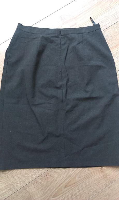 Málo nosená elastická sukňa, 40
